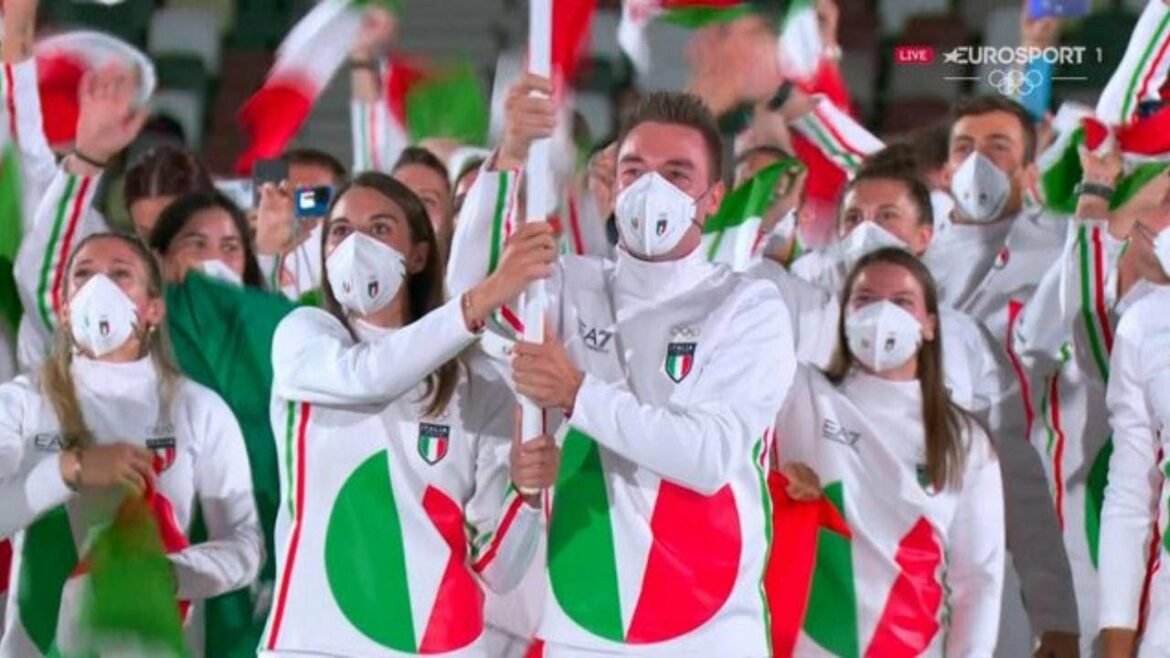 東京2020、イタリアのユニフォームに対する社会的皮肉: "彼らは彼らの胃にピザを持っているテレタビーズのように見えます"