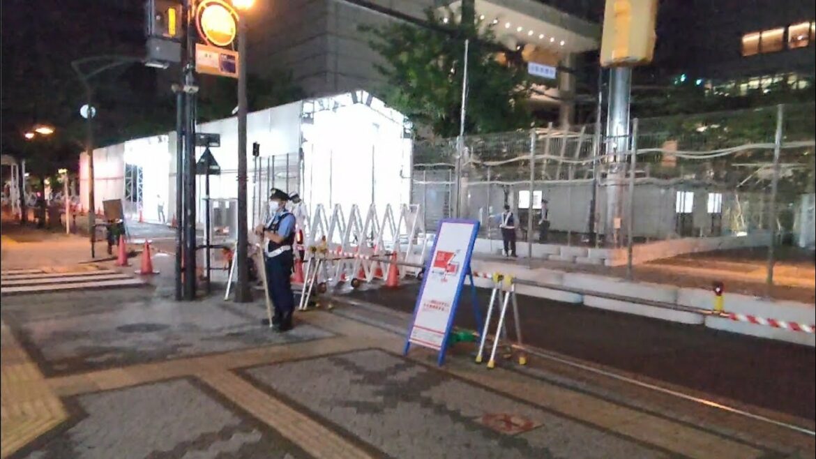 東京オリンピックで有楽町駅前に立ち並んだ白い壁(競技会場の東京国際フォーラムを囲ったフェンス)
