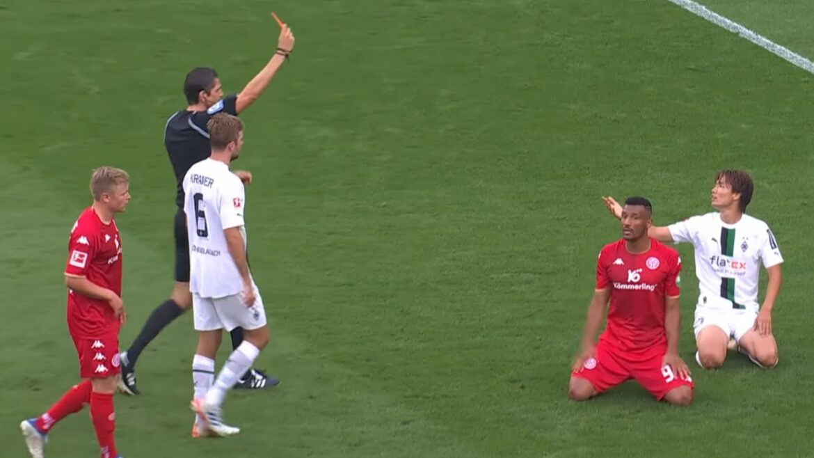 板倉滉 レッドカードシーン