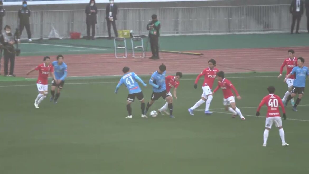 FUJIFILM SUPER CUP 2022 後半AT 川崎フロンターレ 山根視来選手がシュートを打つも浦和レッズのディフェンスに跳ね返される