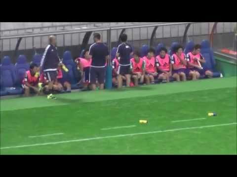 【サッカー日本代表】柴崎岳 1人ベンチでストレッチ