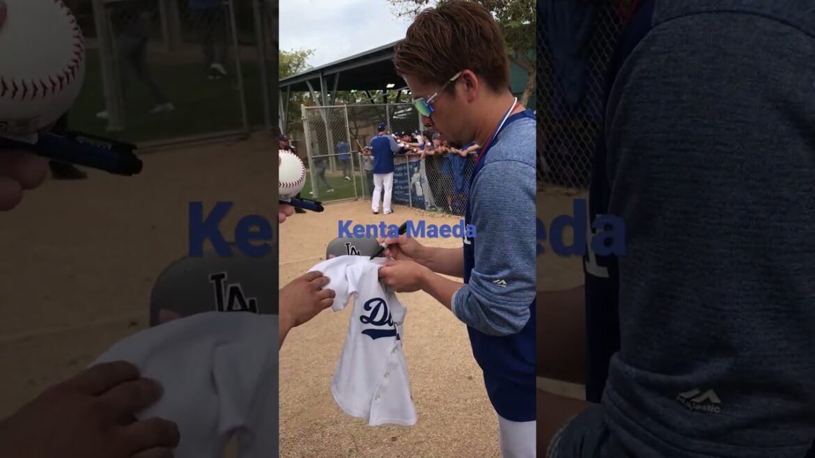サイン中の前田健太選手 Kenta Maeda #wbc #baseball #mlb #野球 #arizona #dodgers #springtraning #マエケン