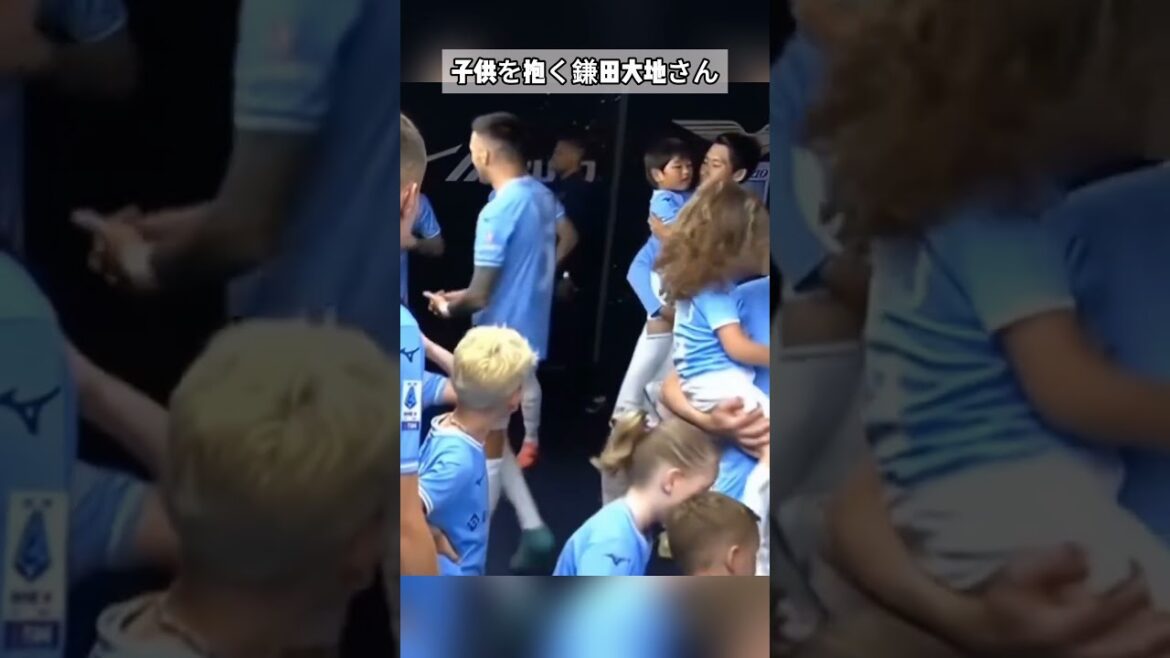 子供を抱く鎌田大地さん😊とても心温まる