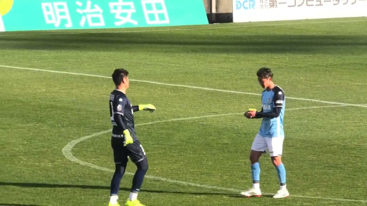 ジュビロ磐田 角昂志郎選手から預かった金子大毅選手が川島永嗣選手の腕にキャプテンマーク巻く J2・J3百年構想リーグ 地域リーグラウンド 第1節 2026/2/7 ヤマハスタジアム
