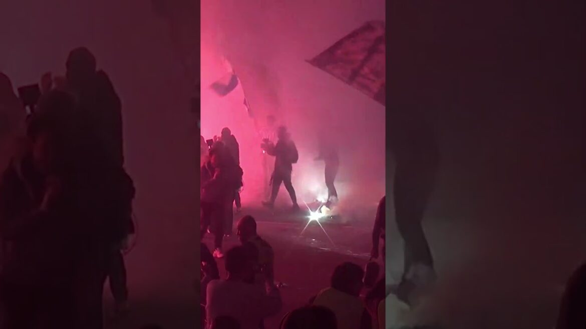 THE海外。久保建英ソシエダサポのチームバス歓迎が熱狂的過ぎた THE海外。久保建英ソシエダサポのチームバス歓迎が熱狂的過ぎた