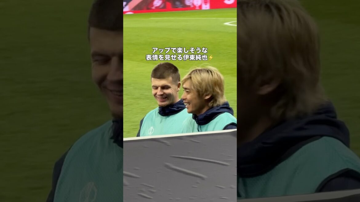 アップする伊東純也 #サッカー #サッカー日本代表 #伊東純也