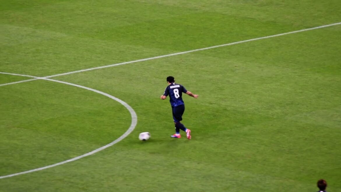 南野拓実 選手　キックオフを待つ