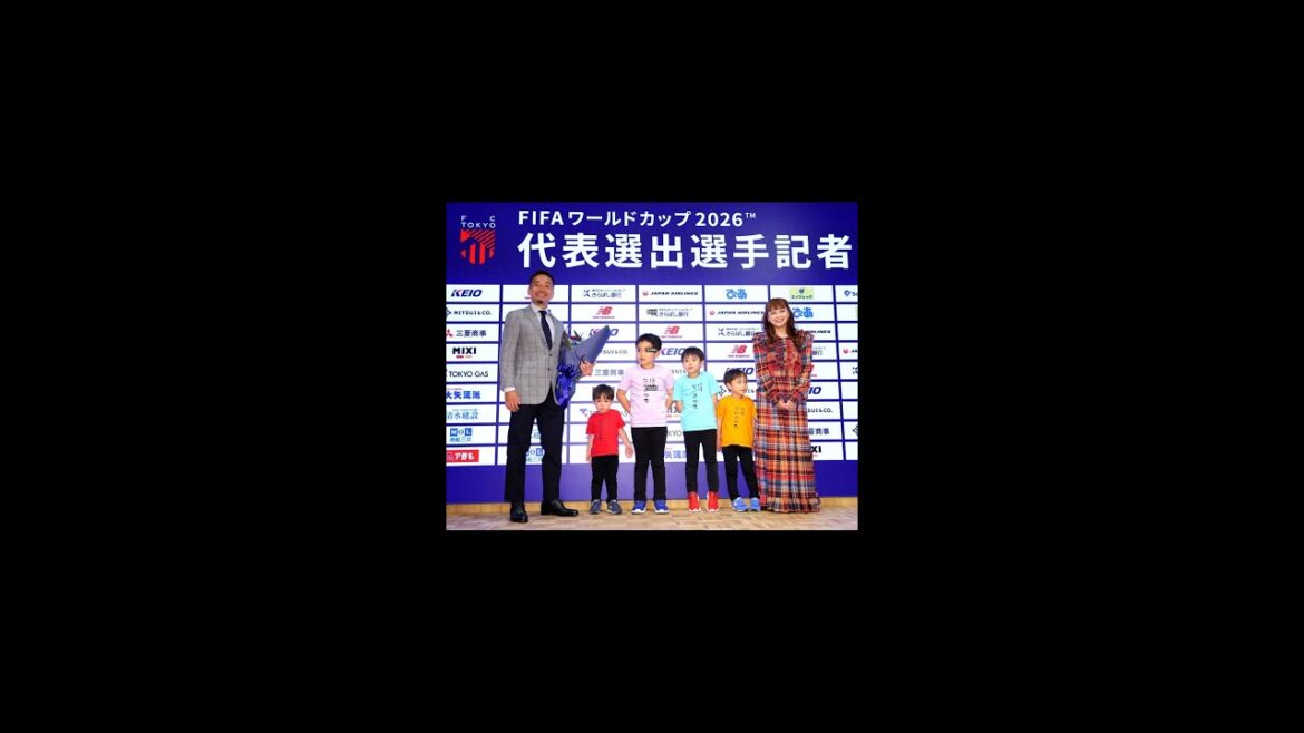 長友佑都W杯会見で長男が主役!会場爆笑の煽りポーズ 長友佑都W杯会見で長男が主役!会場爆笑の煽りポーズ