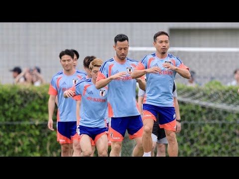 さあサッカーW杯へ始動!森保ジャパン、長友、堂安ら13選手で合宿スタート 一般公開でファン見守る さあサッカーW杯へ始動!森保ジャパン、長友、堂安ら13選手で合宿スタート 一般公開でファン見守る