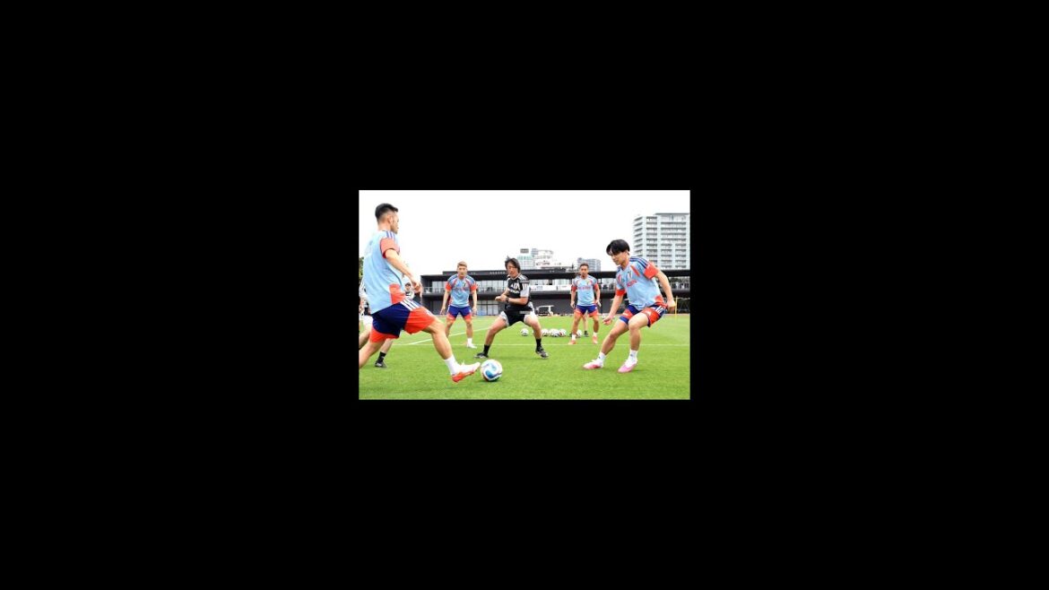 日本代表合宿に中村俊輔コーチ参加!長友が練習を盛り上げる 日本代表合宿に中村俊輔コーチ参加!長友が練習を盛り上げる