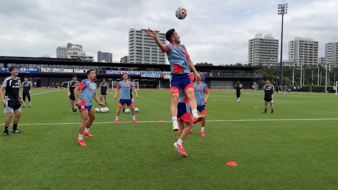 【吉田麻也、跳ぶ】真剣の中に笑い!超盛り上がりのロンド|サッカー日本代表国内合宿 【吉田麻也、跳ぶ】真剣の中に笑い!超盛り上がりのロンド|サッカー日本代表国内合宿