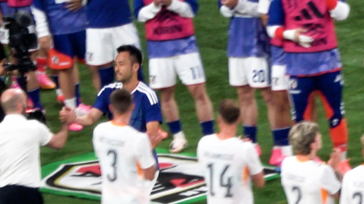 【吉田麻也】の交代に相手チームのアイスランドの選手・監督も花道に参加 現地映像