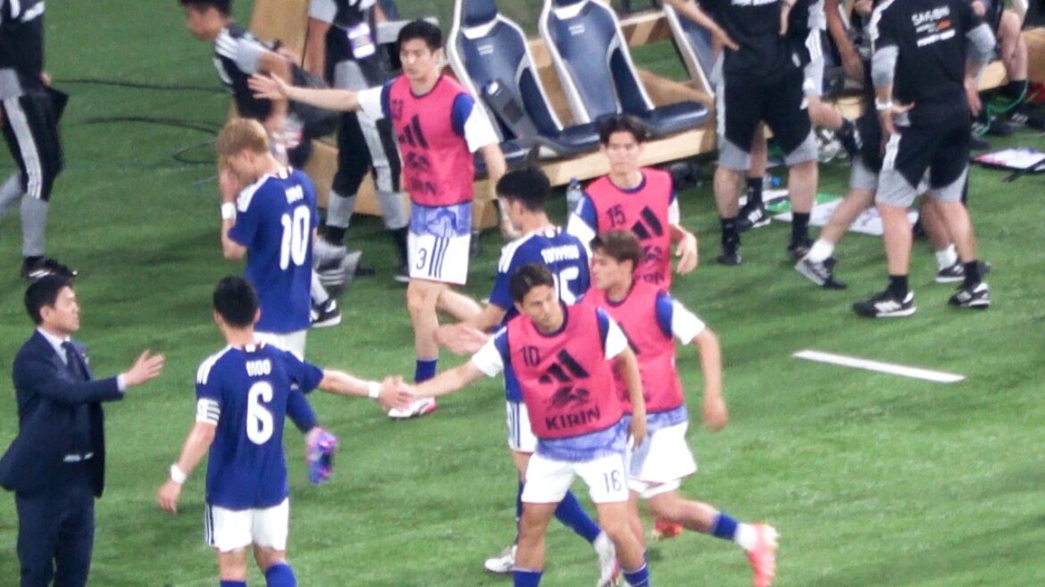 【上田綺世】前半終了後に引き上げていく途中ボールボーイとさらっとハイタッチしていく 現地映像