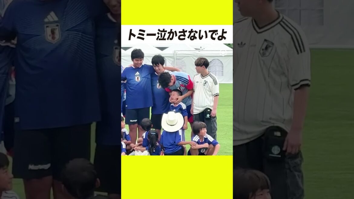 写真撮影で泣いてしまった子どもをあやす冨安健洋😭 写真撮影で泣いてしまった子どもをあやす冨安健洋😭