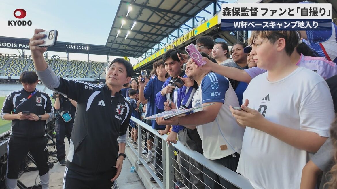 【速報】森保監督 ファンと「自撮り」 W杯ベースキャンプ地入り 【速報】森保監督 ファンと「自撮り」 W杯ベースキャンプ地入り
