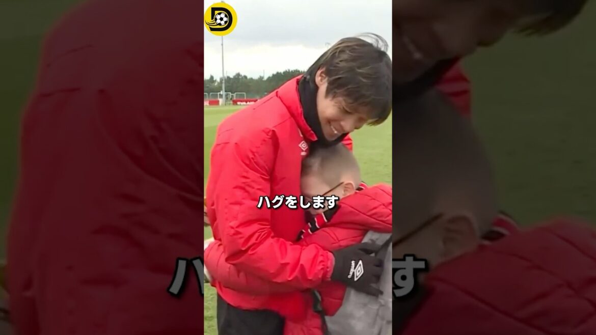 伊東純也がファンの少年にスパイクをプレゼントする　#サッカー #スポーツ  #サッカー日本代表