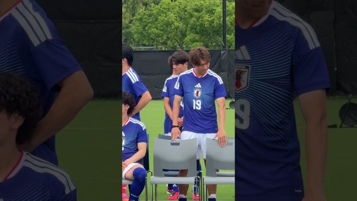 背番号8が2人… #久保建英 #南野拓実 が並んで談笑 #shorts #サッカー日本代表 #daihyo #FIFAワールドカップ2026