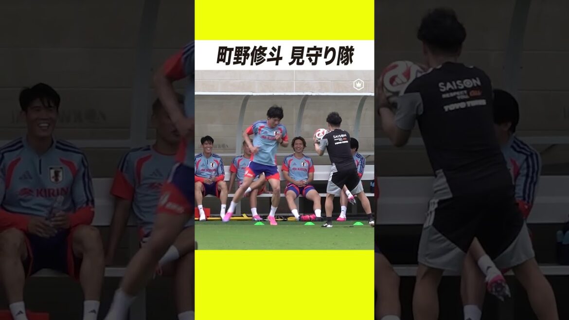 冨安、堂安、板倉、上田が町野修斗の練習を見守り中👀 冨安、堂安、板倉、上田が町野修斗の練習を見守り中👀