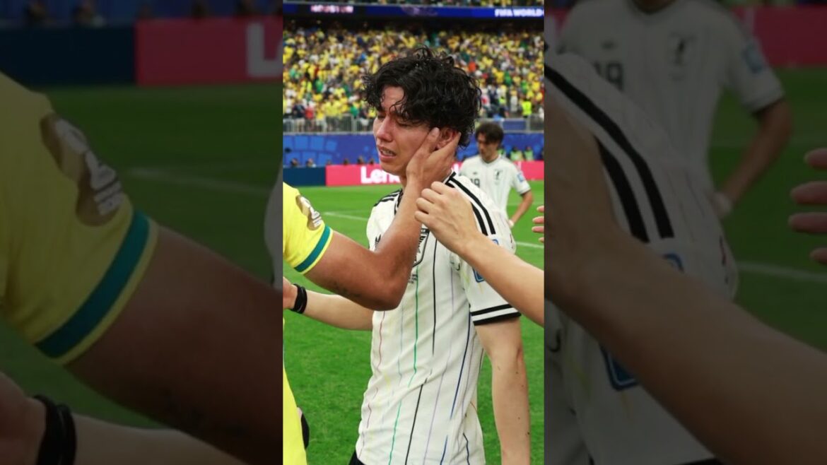 【涙の理由】号泣する田中碧を抱きしめたブラジル選手…ピッチで起きた奇跡の瞬間に世界が感動! 【涙の理由】号泣する田中碧を抱きしめたブラジル選手…ピッチで起きた奇跡の瞬間に世界が感動!