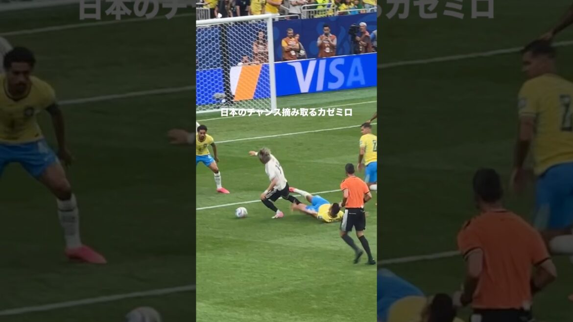 伊東純也のドリブルをファウル止めるカゼミロ #サッカー #サッカー日本代表 #伊東純也