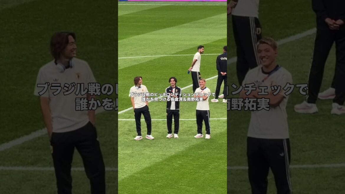 嬉しそうに観客席へ手を振る板倉滉と南野拓実　#サッカー #サッカー #ワールドカップ #板倉滉  #南野拓実