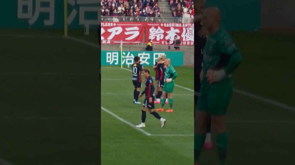 【3/14 川崎F戦】フュージョン！！レオユウマ(あるいはスズキセアラ)爆誕！！！！からのキャプテン岳と3人で抱擁！！！！【岳→優磨→レオ】#鹿島アントラーズ　#川崎フロンターレ　#メルカリスタジアム